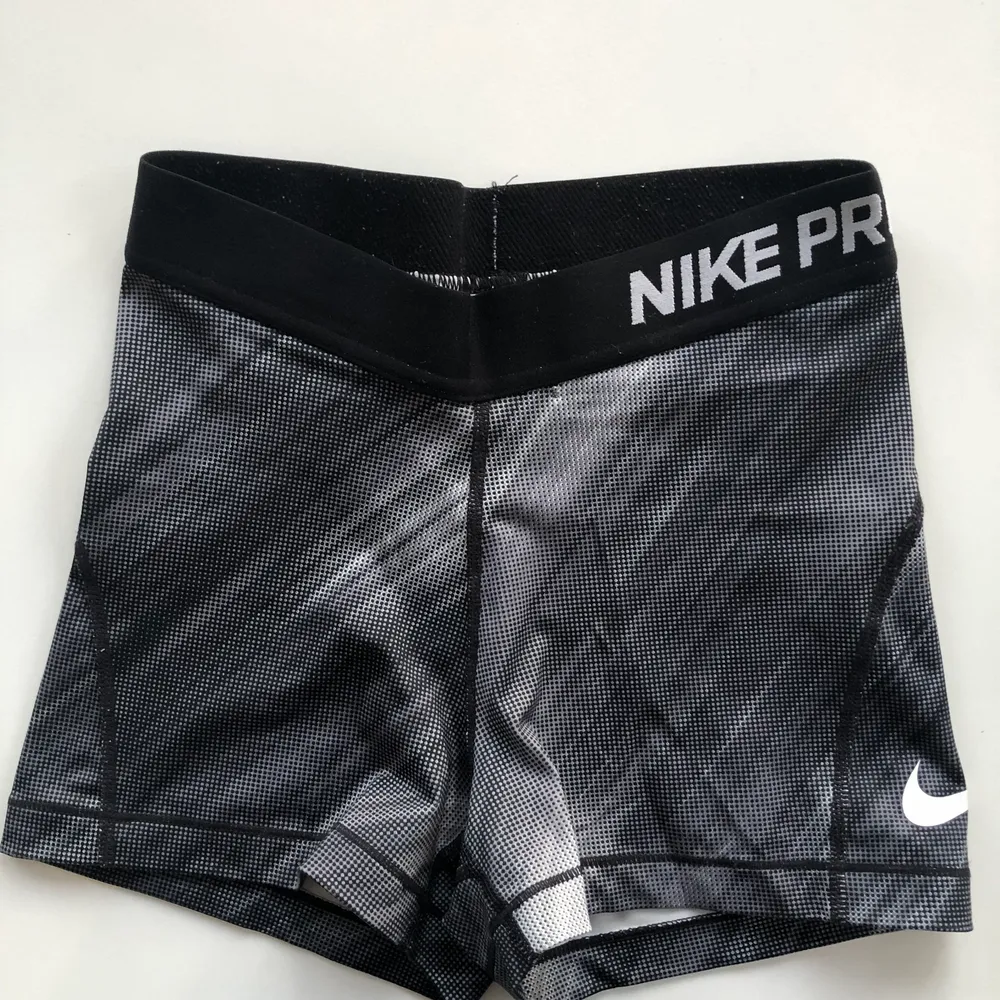 Nike pro gråmönstrade shorts, älskar dom men tyvärr växt ur🥺. Shorts.