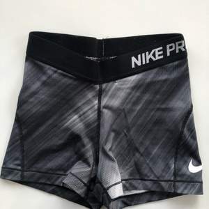 Nike pro gråmönstrade shorts, älskar dom men tyvärr växt ur🥺