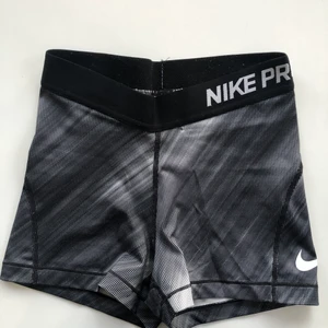 NIKE PRO gråa shorts - Nike pro gråmönstrade shorts, älskar dom men tyvärr växt ur🥺