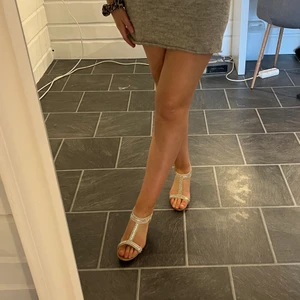 högklackade skor - Säljer dessa fina skor, passar perfekt till skolavslutning eller student, endast använd en gång, dom har tyvärr tappat några stenar men inget man lägger märke till, köparen står för frakt😍