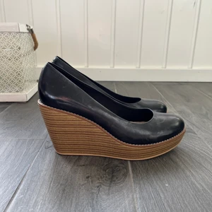 Vagabond skor kilklack - Vagabond skor med kilklack, hyfsat bra skick, storlek 39💘Kan gå ner i pris!