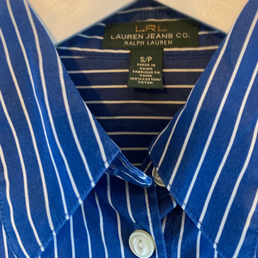 Ralph Lauren skjorta (S) blå och vit randig, sparsamt använd. . Skjortor.