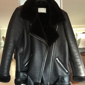 Zara pilotjacka - Säljer nu denna fina, tidlösa pilotjacka då den tyvärr blivit för liten för mig. I mycket bra skick förutom att ”hängaren” gått av. Hör av dig om du vill ha fler bilder! Köparen står för frakt🌞