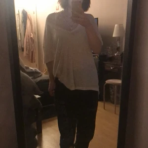 Vitt tröja - En vitt tröja som man nästan kan se helt igenom. Aldrig använd. 