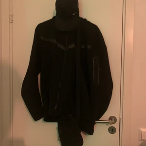 Nike tech och Nike keps , Nike väska - Men får med Nike väskan och Nike keps Nike tech är inte använd har bara prövat den den är för stor