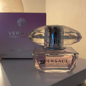 Versace bright crystal 50 ml, använd ca 5-10 ggr så nästan oanvänd! Nypris ca 800 mitt pris 400 !💖💖