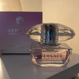 Versace parfym - Versace bright crystal 50 ml, använd ca 5-10 ggr så nästan oanvänd! Nypris ca 800 mitt pris 400 !💖💖