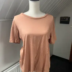 En basic T-shirt i en rosa-beige färg från Ginatricot i storlek M.
