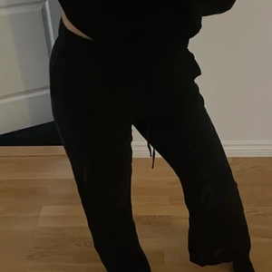 Zara - Ett par linnebyxor från Zara med slits nere vid benet. Har även fickor fram samt en bak. Storlek S! Aldrig kommit till användning så i väldigt bra skick 
