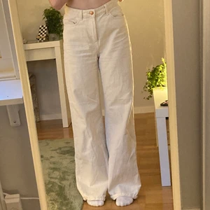 Beiga jeans - Ett par high wasted beiga jeans ifrån Lindex. 💕 Är i storlek 36, och är lite för stora för mig som pendlar mellan 36 och 34. De är långa på mig som är 166 cm lång. Skriv om ni vill ha mer mått! ❤️ inte överdrivet använda. 