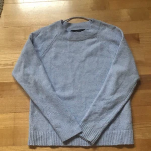 Tröja.  - Säljer denna blåa tröja. Köpt i oktober 2021. Säljer tröjan eftersom det inte riktigt är min stil. Inga defekter och inte använd 1-2 gånger. 