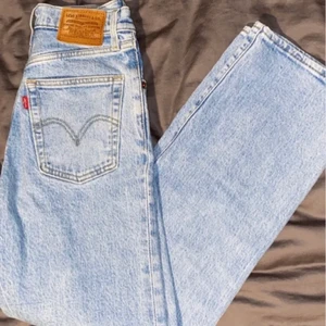Ribcage Straight Levis jeans  - Ribcage Straight Levis jeans i ljusblå, stl W24 L27 annvända några gånger och i bra skick (nypris ca 1250kr) mitt pris 350+frakt 