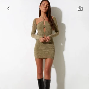 Motel klänning - Säljer denna fantiska klänning från Motel rocks, som tyvärr var för liten för mig:( köpt för 500kr men säljer för 450 inkl frakt. Aldrig använd och lappar sitter på💛