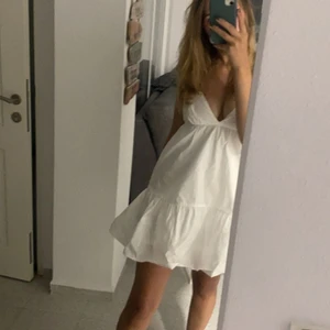Klänning  - Vit populär o superfin klänning från Zara. Superfin modell och superfin i ryggen (kan ha bättre bilder i veckan). Köpt förra sommaren använd 3 gånger under en resa i Spanien. Säljar bara för att den inte kommer till användning. 