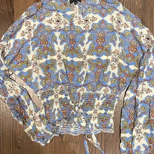 Tröja  - Tröja i storlek M men känns mer som en S.