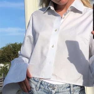 SKJORTAAA - Cool omsydd skjorta som är köpt här på plick! Är då i en lite kortare variant men med långa snygga armar!!! Storlek 40 på lappen men jag skulle säga en 36/38a 💛