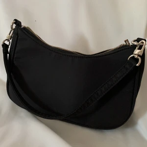  shoulder bag - en svart shoulder bag från bikbok