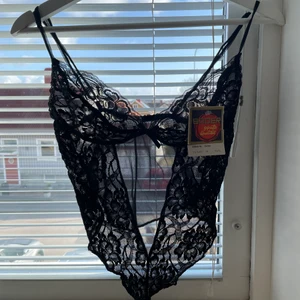 Nattlinne/festtopp - Sjukt fin nattlinne/festtopp!! Står att det är i storlek 38 men passar en 34/36 då den är väldigt liten i storlek. Helt ny med lapp o så snygg på! 