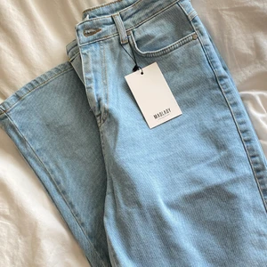 Jeans  - Oanvända med lappar kvar, från madlady. Storlek 40-L30 men är mer som en 38 skulle jag säga. Passar mig bra i längden som är 168 cm lång. Perfekta till våren!!!! Nypris är 599kr