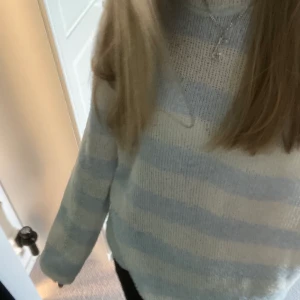 Zara tröja - Säljer den här tröjan från svara som passar perfekt till sommaren! Den har tyvärr inte kommit till någon användning och har därför bestämt mig för att sälja, tröjan är oanvänd och har därför inga flöckar och sådant. Köparen står för frakt!! Börjar priset på 90kr, köp direkt 160kr💕