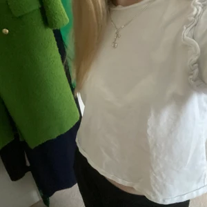 Zara tshirt - Säljer denna T-shirt i från zara med volanger! Tröjan har inga synliga fläckar, osv… köparen står för frakt, börjar priset på 40kr💕