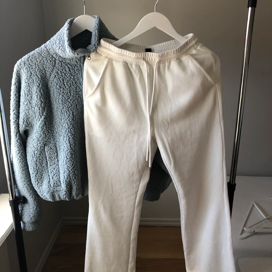 babyblå kofta och vita byxor! - 90