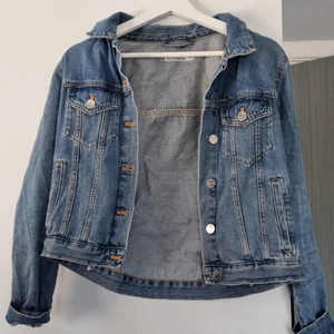 Jeansjacka - Jättefin jeansjacka i bra skick 😊 Köpt på Cubus förra året. Storlek M. 150 kr 😄
