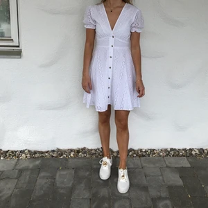 Vit klänning - Säljer denna superfina sommarklänningen, knappt använd💜