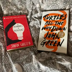 Två john green böcker, väldigt fint skick och på engelska! 50kr för hardcover och 40 för pocketboken