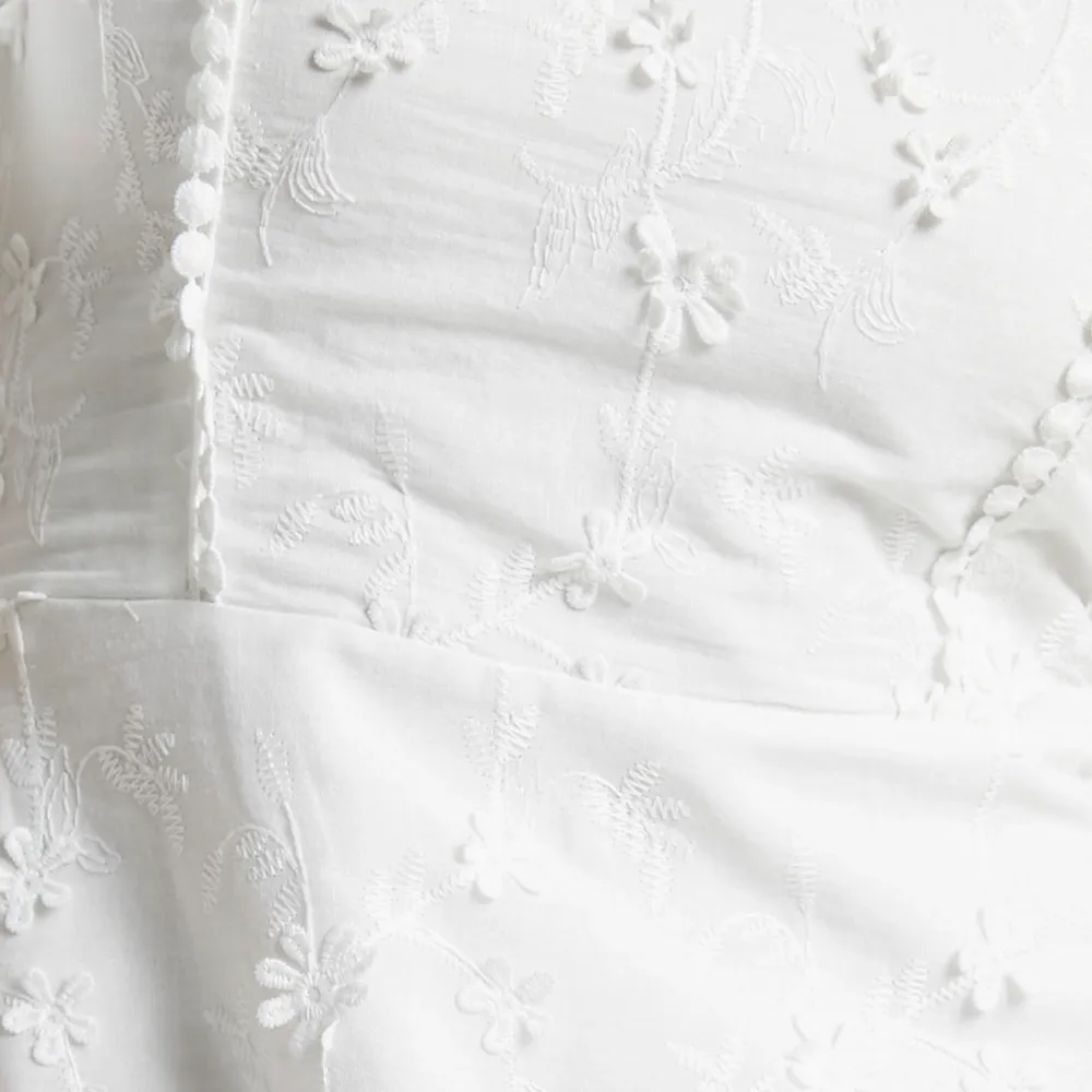 Jätte fin kort vit klänning med detaljer. Har aldrig använts och har lappen kvar. I storlek 34.. Klänningar.