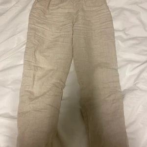 Linne byxor  - INTRESSEKOLL! Storlek 36, lägg bud i kommentarerna så ser jag hur många som är intresserade, 