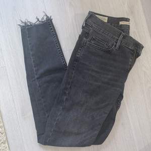 Jättefina mörkgrå / washed out black jeans från LEVIS. Smal passform, fransiga nedtill 🤍 frakten ingår