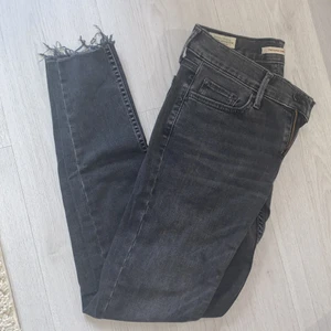 Levis jeans - Jättefina mörkgrå / washed out black jeans från LEVIS. Smal passform, fransiga nedtill 🤍 frakten ingår