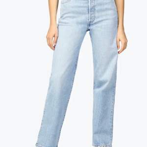 Säljer mina fina Levis jeans i modellen ”Ribcage straight”  som tyvärr blivit för små. Som man ser på bilderna är jeansen i väldigt fint skick, men begagnat köpta för 350kr. Utloppspriset är som vanligt diskuterbart, vid frågor om storlek är det bara att skriva!!❤️❤️