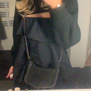 Volang klänning - Såå snygg klänning ifrån ”never fully dressed” köpt på zalando. Helt slutsåld och endast använd vid 1 tillfälle. Såå snygg men något liten på mig som är en M. Skulle passa en strl S-XS Perfekt. Denna säljs inte längre och har inga deffekter. 💞💞 SÄLJER ENDAST VID BRA BUD!!