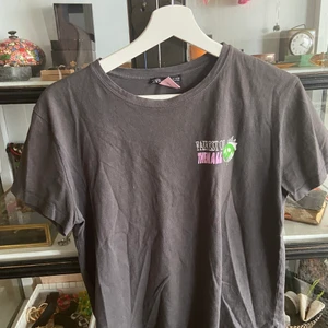 Tshirt - Cool T-shirt från zara med motiv på ryggen