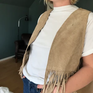 Festivalkompatibel väst i mocka  - Mocka väst 150kr eller bud. köparen står för frakt💕