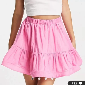 Rosa volangkjol - En jättefin kjol från Asos! Helt ny med lappar kvar. Perfekt till sommaren! Nypris 479kr