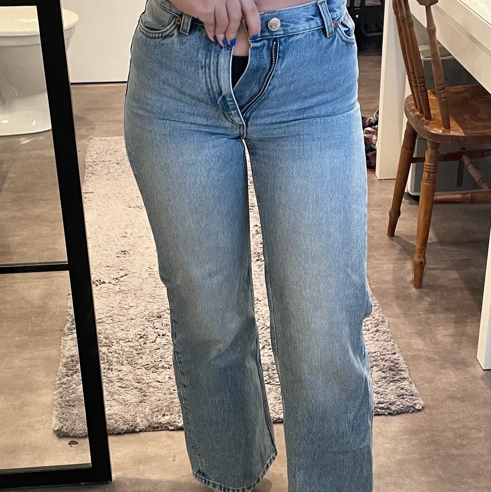 Ett par blåa vida jeans från monki i storlek 24! Från modellen Yoko. Säljer pga att de är för små! Fint skick! Skriv privat om du har frågor och pris går alltid att diskutera💛💛. Jeans & Byxor.