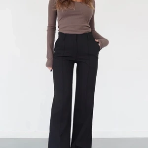  Venderbys Vera wide trousers XS - Helt nya svarta kostymbyxor från märket Venderbys, modellen Vera Wide i storlek xs. Helt oanvända och kvar i förpackning, säljer pga. köpte två storlekar. Säljer för att slippa skicka tillbaka till Danmark, säljer lite billigare än originalpris. Två första bilderna från Venderbys egen hemsida, kolla där för mer info om passform osv. Köparen står för frakt.
