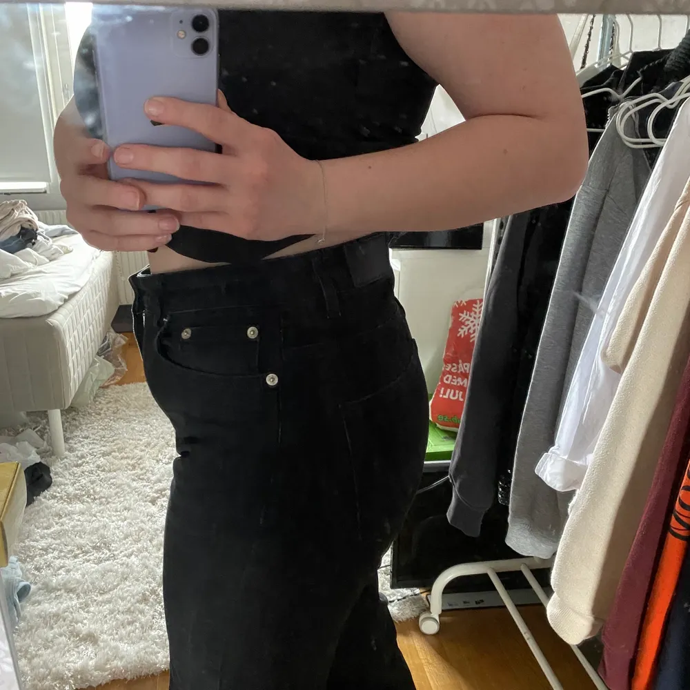 Säljer svarta jeans från Laget 157. Väl använda men i gott skick! Jag är 164 cm lång och de går precis förbi anklarna. 150 kr. . Jeans & Byxor.