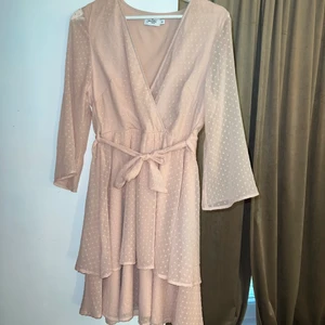 Klänning  - Säljer denna klänning använd 1 gång från NA-KD i str 36