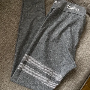 Gråa träningsthights  - Knappt använda från stronger, passar S 