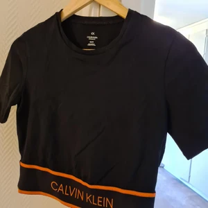 Calvin klein crop top - *HELT NY!! Nypris:699 