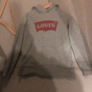 Grå Levis Hoodie - Grå hoodie i nästan perfekt form.