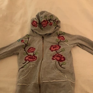 Blommig zip-up hoodie - Otroligt fin hoodie som jag tyvärr växt ur:( passar perfekt över en klänning till sommaren eller bara till ett par jeans. Har inte defekter och sitter på bra. Den är i s och jag köpte den för 499kr 🌸