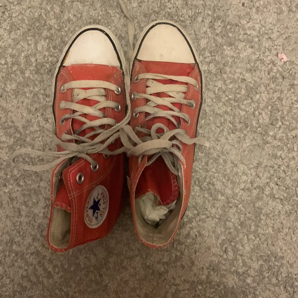 Jag säljer mina converse jag älskar dessa men jag vill Järna testa något nått. Kontakta mig om du har några frågor eller vi köpa!!!❤️❤️❤️. Skor.