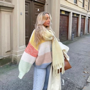 Gina Tricot tröja - Säljer denna supergoa tröjan som är perfekt nu till våren. Bara använt 1 gång så i toppskick. Sitter perfekt oversized på mig som är xs/s. Slutsåld på hemsidan!💖💖 köparen betalar frakt🧸