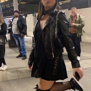 Skinnjacka  - Jag säljer min fina skinnjacka med hjärtan från na kd som är helt slutsåld❤️ 2 bilden är lånad, jag minns inte nypriset men den är som ny❤️ storlek xs