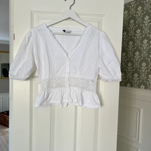 Spetstopp  - Helt underbar topp som tyvärr inte passade mig. Helt oanvänd. 